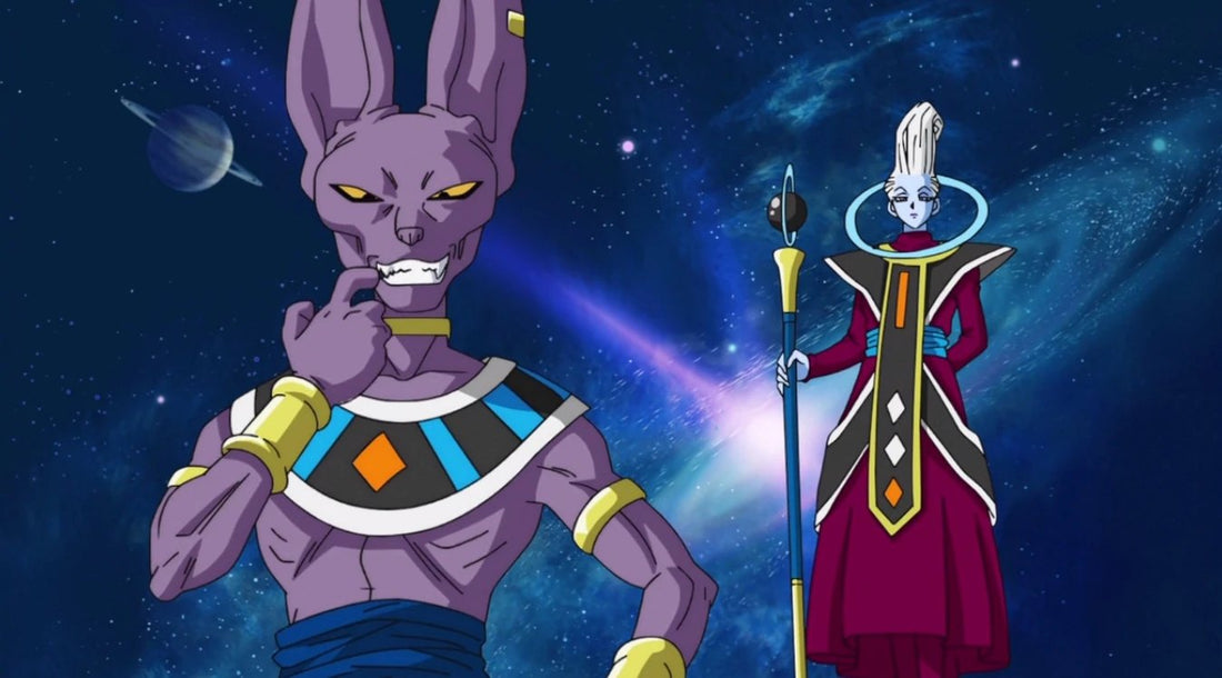 Beerus, sourire carnassier et doigt sur le menton, pose dans l'espace étoilé devant Whis, qui tient son sceptre, près d'une planète à anneaux.