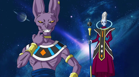 Beerus, sourire carnassier et doigt sur le menton, pose dans l'espace étoilé devant Whis, qui tient son sceptre, près d'une planète à anneaux.