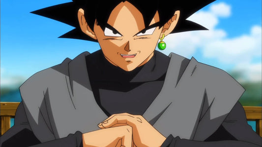 Goku Black sourit, mains jointes, en dogi gris sur col roulé noir, boucle Potara verte à l'oreille, devant un ciel bleu nuageux