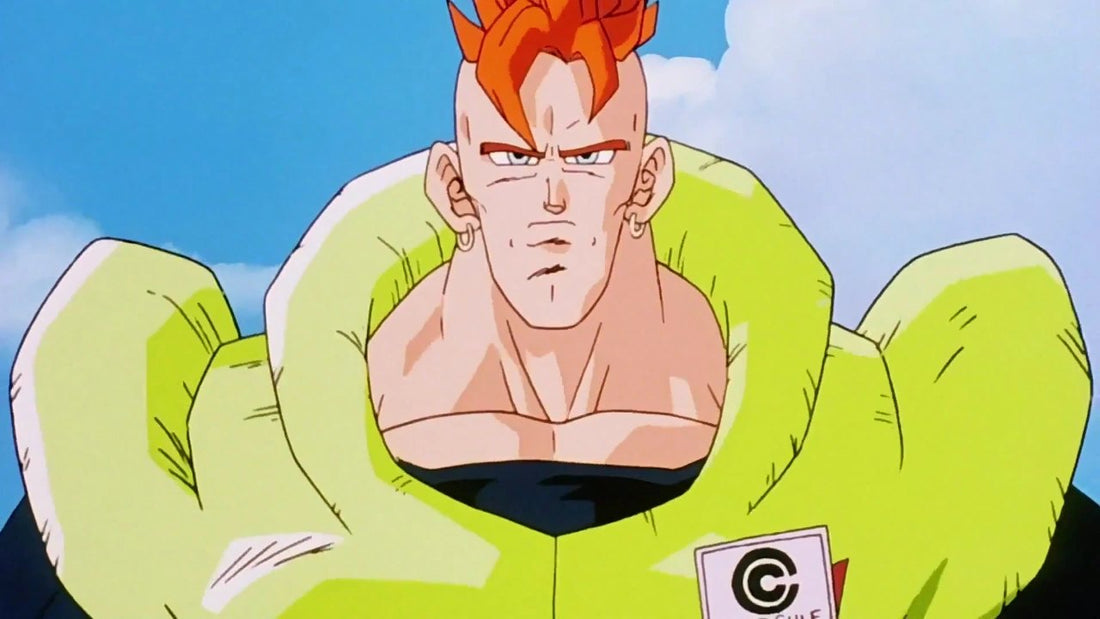 C-16 de face, crête rouge-orangé et boucles d'oreilles en anneau, gilet vert portant l'écusson de Capsule Corporation, devant un ciel bleu