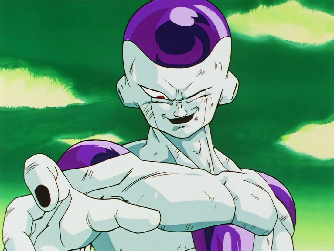 Freezer sous sa forme finale, corps blanc et crâne violet, sourit d'un air narquois en pointant le doigt, devant un ciel vert.