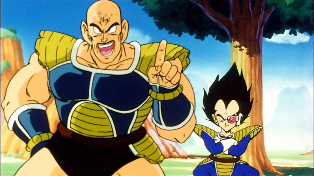 Nappa, coloso calvo con armadura azul y amarilla, grita levantando el índice; Vegeta, de brazos cruzados y con un scouter rosa en el ojo, se mantiene en segundo plano a la derecha.