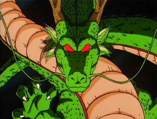 Shenron de face, tête verte aux yeux rouges, bois bruns et longues moustaches, une patte griffue levée devant son long corps enroulé