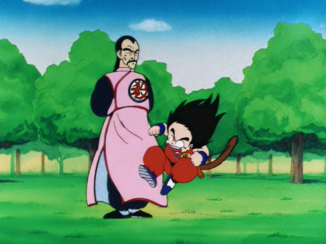 Tao Pai Pai, con una larga túnica rosa estampada con un kanji rojo, permanece impasible mientras el pequeño Goku lo ataca en pleno salto, sobre un césped con árboles.