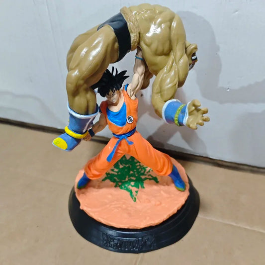 Figurine Dragon Ball - Goku soulevant Nappa
